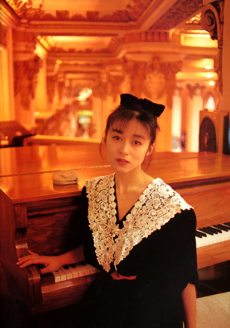  p>青山知可子(あおやま ちかこ),1966年7月7日出生于大阪府.