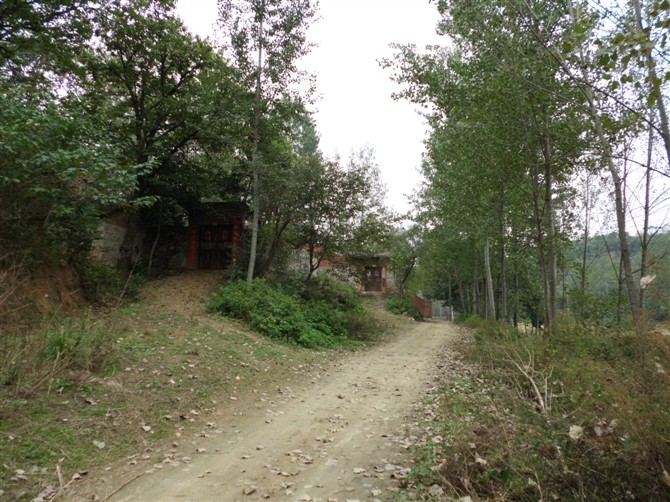 东与吴城镇七里井村相邻,南与城郊乡黄鹏村接壤,西与城郊乡陈大庄村