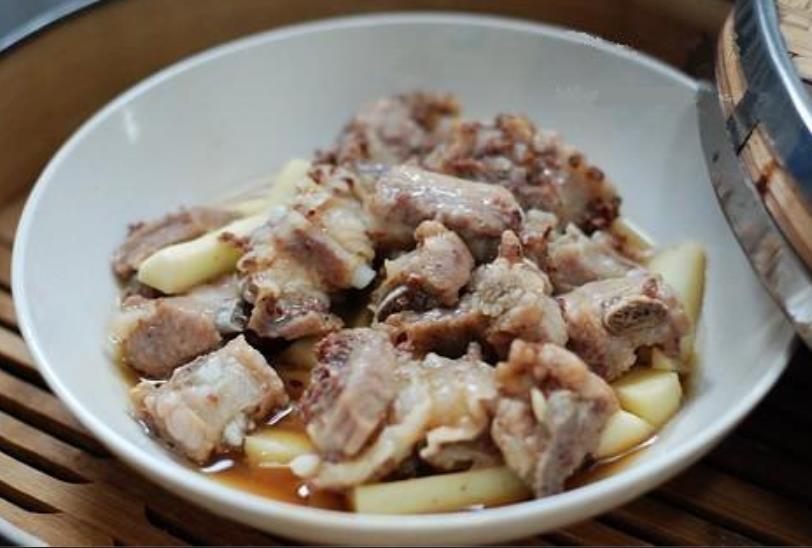  p>淮山蒸排骨是一道由淮山,排骨等食材制成的美食. /p>