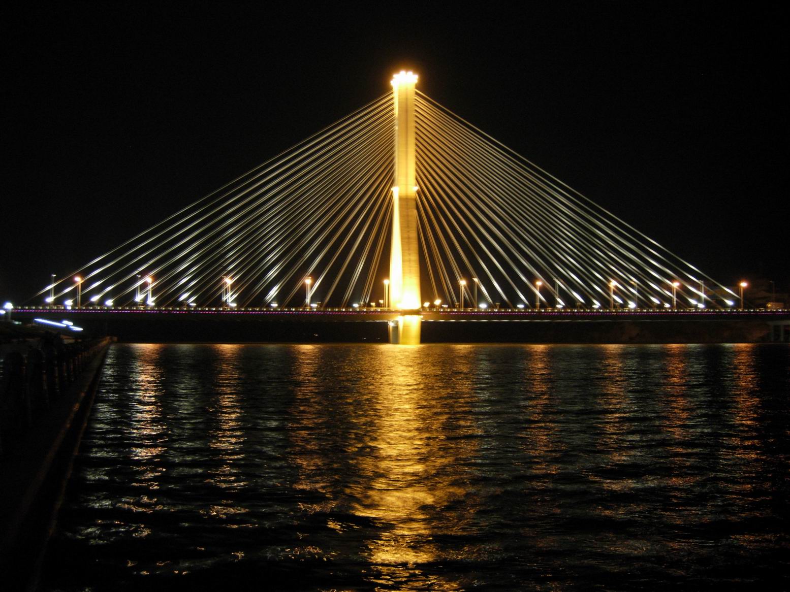  p>丽水江滨公园( a href="#" data-lemmaid="2357371">防洪堤 /a>)