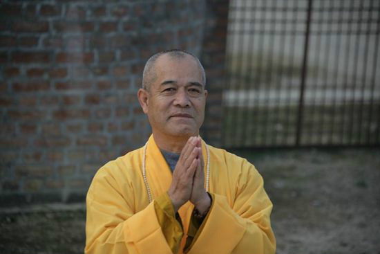 1985年5月,因缘汇聚,在湖南南岳上封寺礼宝昙法师披剃出家,并