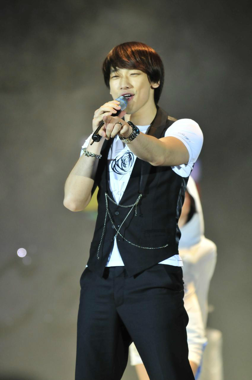  p>郑智薰(rain),1982年6月25日出生于韩国首尔,韩国流行男歌手,演员