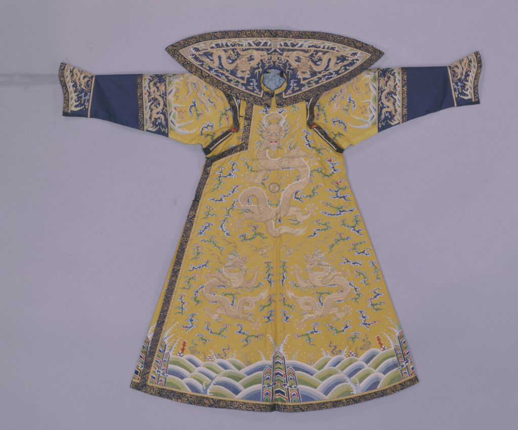 清雍正明黄色纱绣彩云金龙纹女夹朝袍
