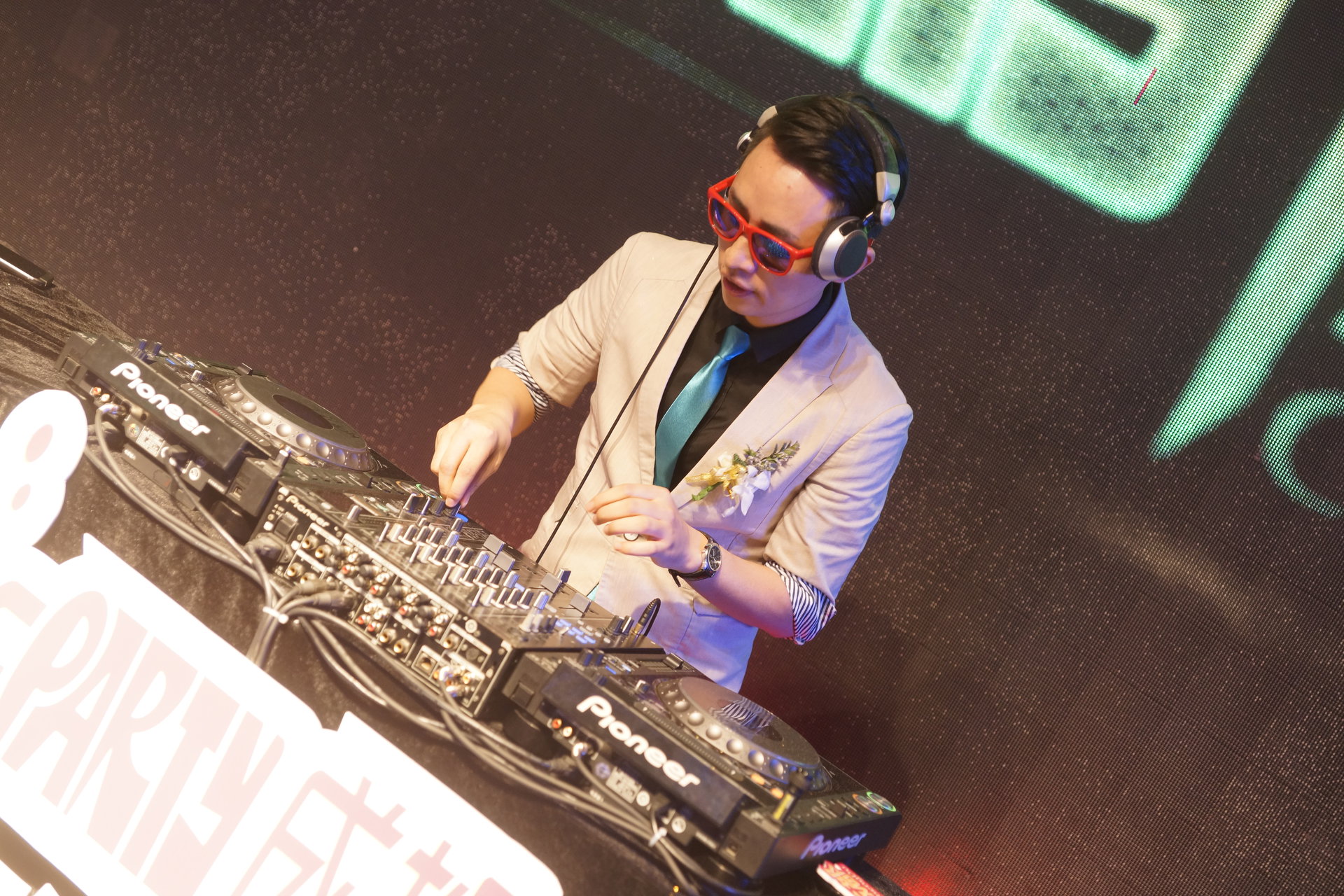 他不仅仅只出现于各大夜店,也成为各大音乐节和各类商业活动