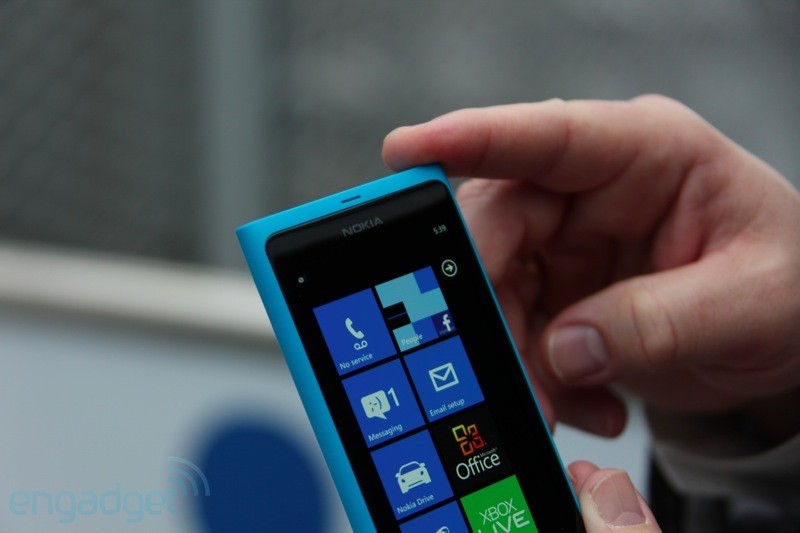  p>诺基亚lumia系列首款 a href="#">windows phone /a>手机lumia 800