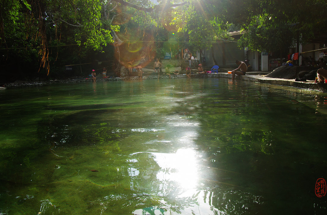  p>勐拉温泉位于云南南部金平勐拉普洱上寨附近的一个山谷里,云南金平