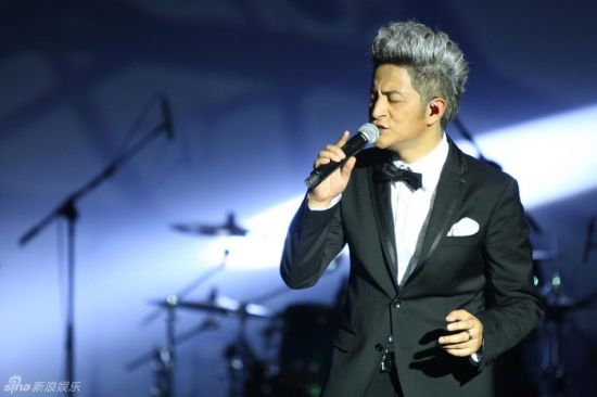 毕业于中央民族大学语言学系,中国内地男歌手,演员,主持人,吉杰现属于