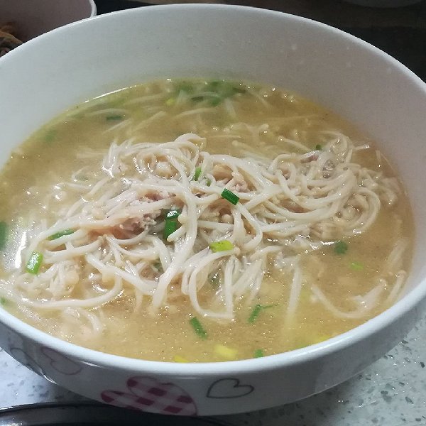 韭粉丝汤是一道由粉丝, a target="_blank" href="/item/韭菜/478849"