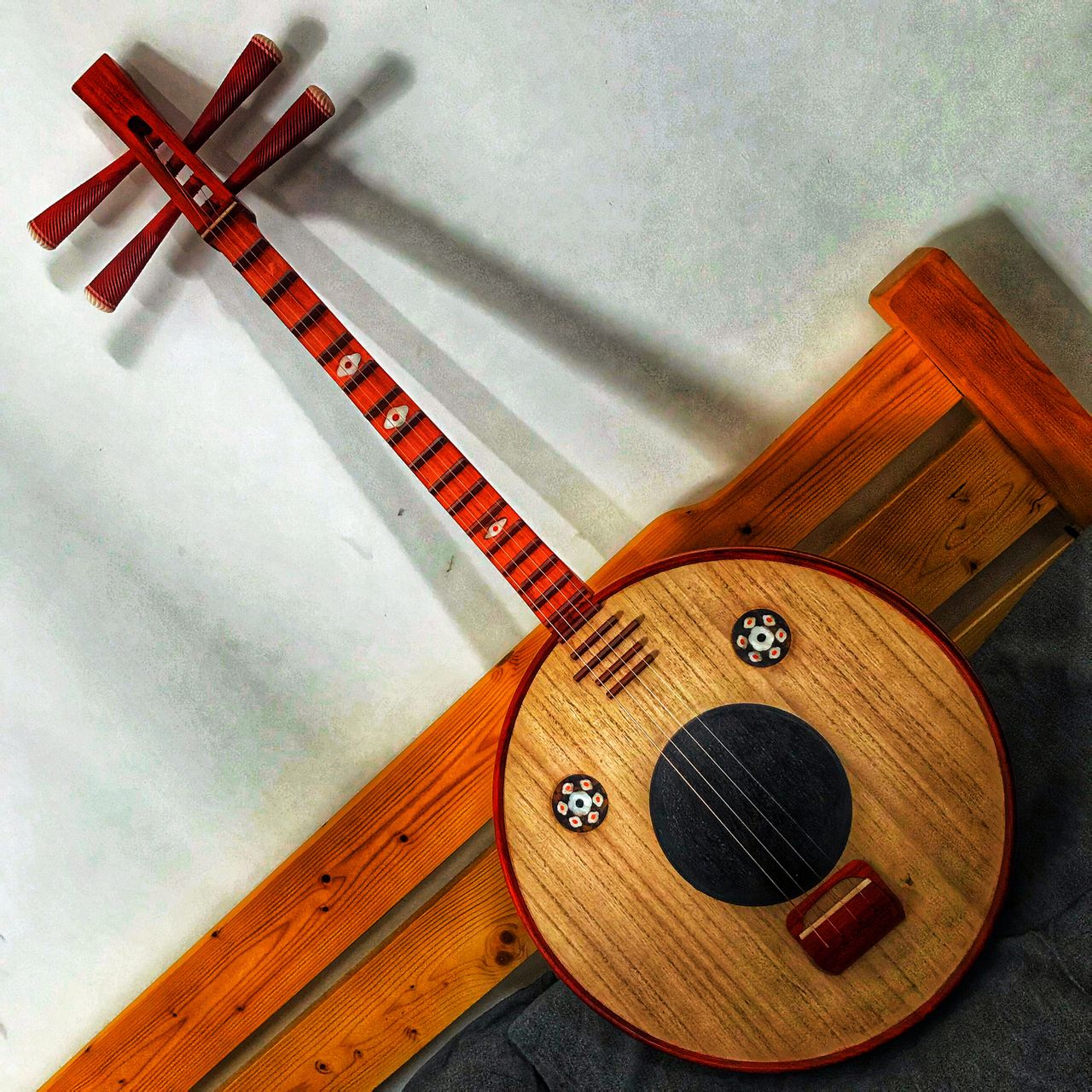  p>阮[ruǎn]是一种汉族传统乐器,阮咸的简称.