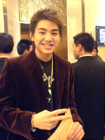 "gnavidwy95">这是一首曲风轻松,热情的流行hip-hop歌曲,是孔令奇为 a