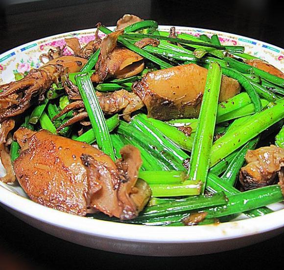  p>韭菜花炒笔管鱼是一道美食,主要原料为韭菜花,笔管鱼,橄榄油等.