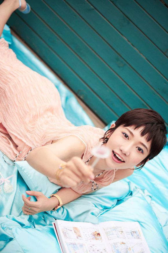  p>洪辰,1991年10月9日出生于江苏省常州市,中国内地女歌手,演员,毕业