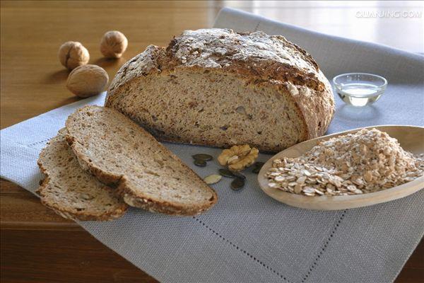  p>全麦面包是指用没有去掉外面麸皮和胚芽的全麦面粉制作的面包,有别