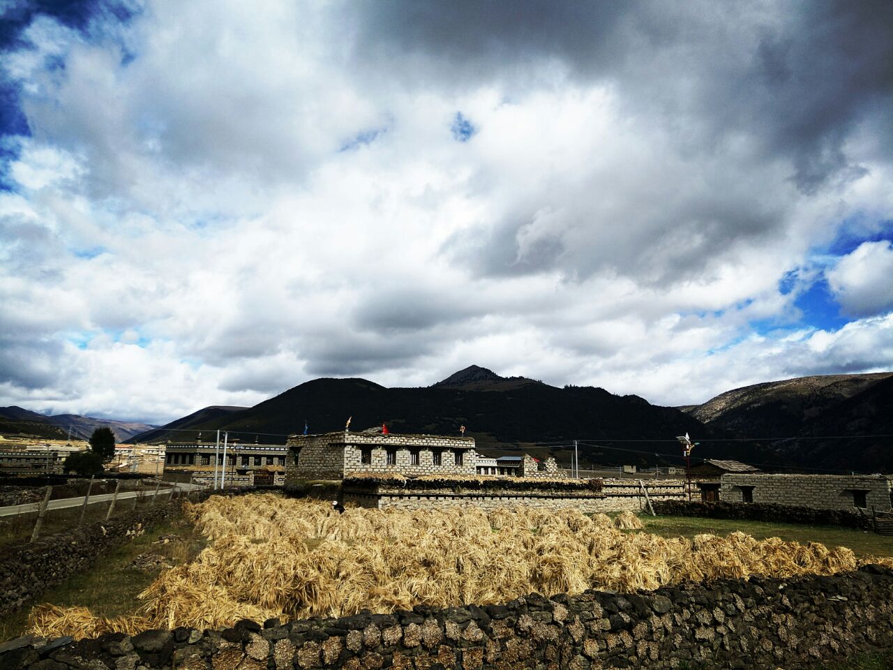  p>距稻城县城28公里的桑堆小镇风景绮丽,在公路沿线的牧场开阔平展