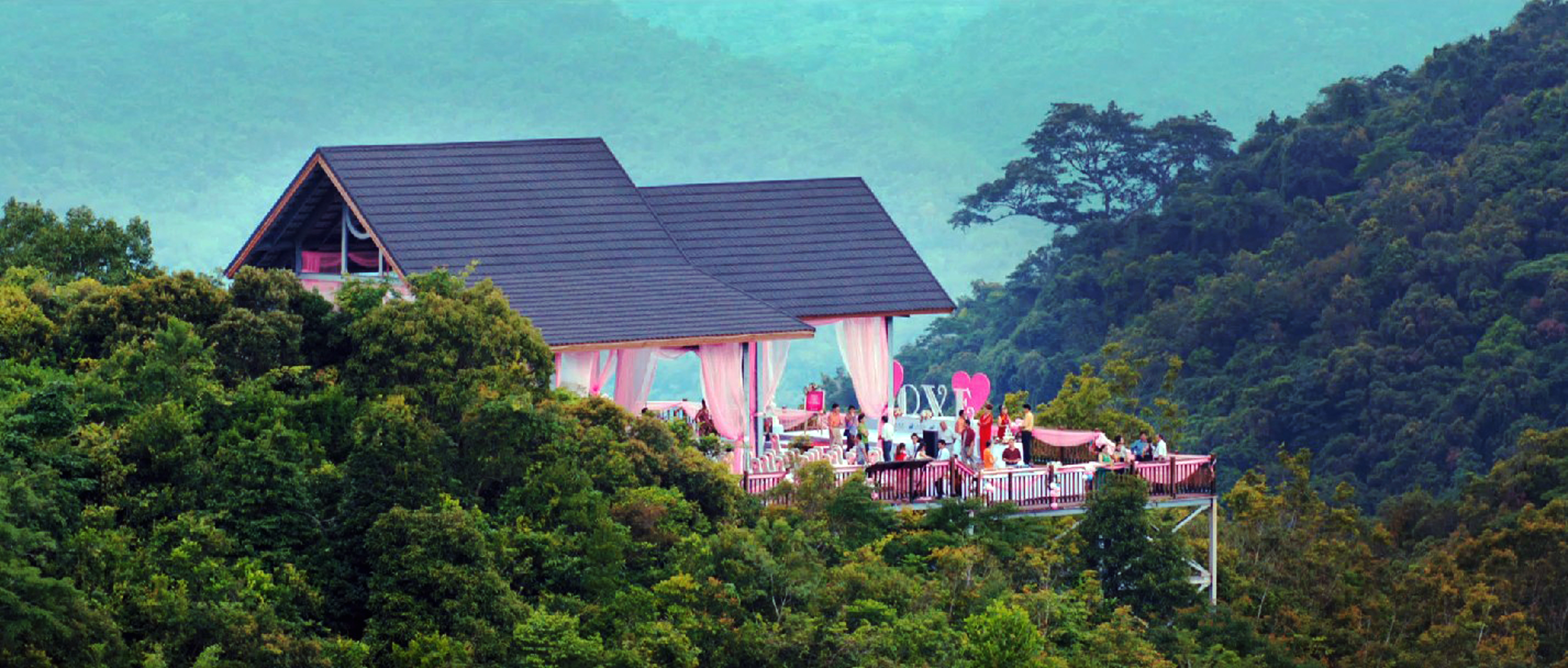  p>呀诺达雨林文化旅游区位于海南省保亭黎族苗族自治县三道镇,沿海榆
