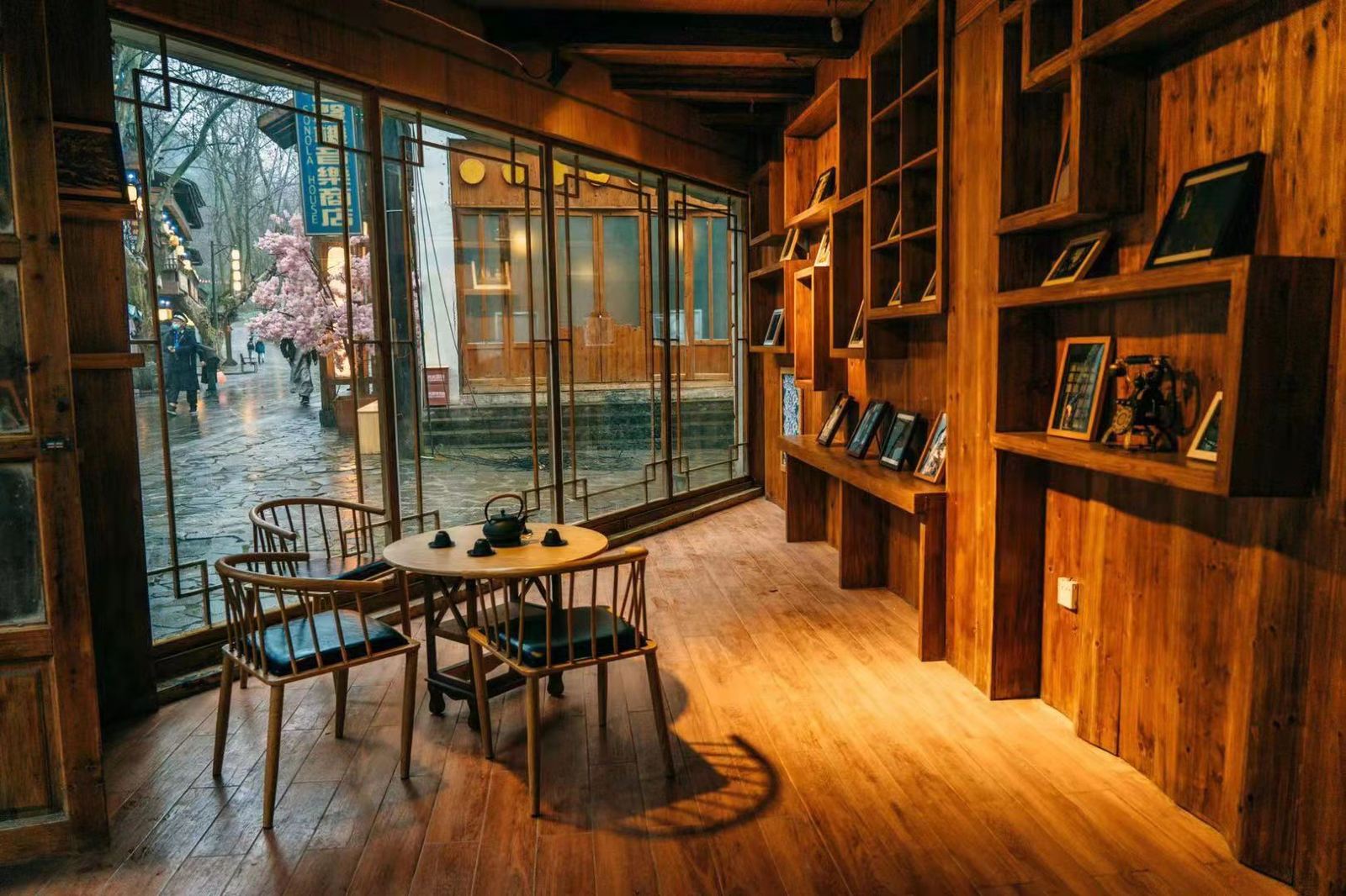  p>炬蜂民国欢乐小镇位于黔南布依族苗族自治州都匀市大坪镇茶博园150