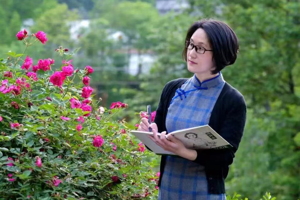 ">谭俊珊 祖籍湖北十堰,职业画家,齐白石再传弟子,中国书画家协会会员