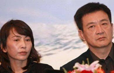 一代男神周里京：前妻不幸被杀，被现妻温柔以待，今66岁仍帅气_百科TA说