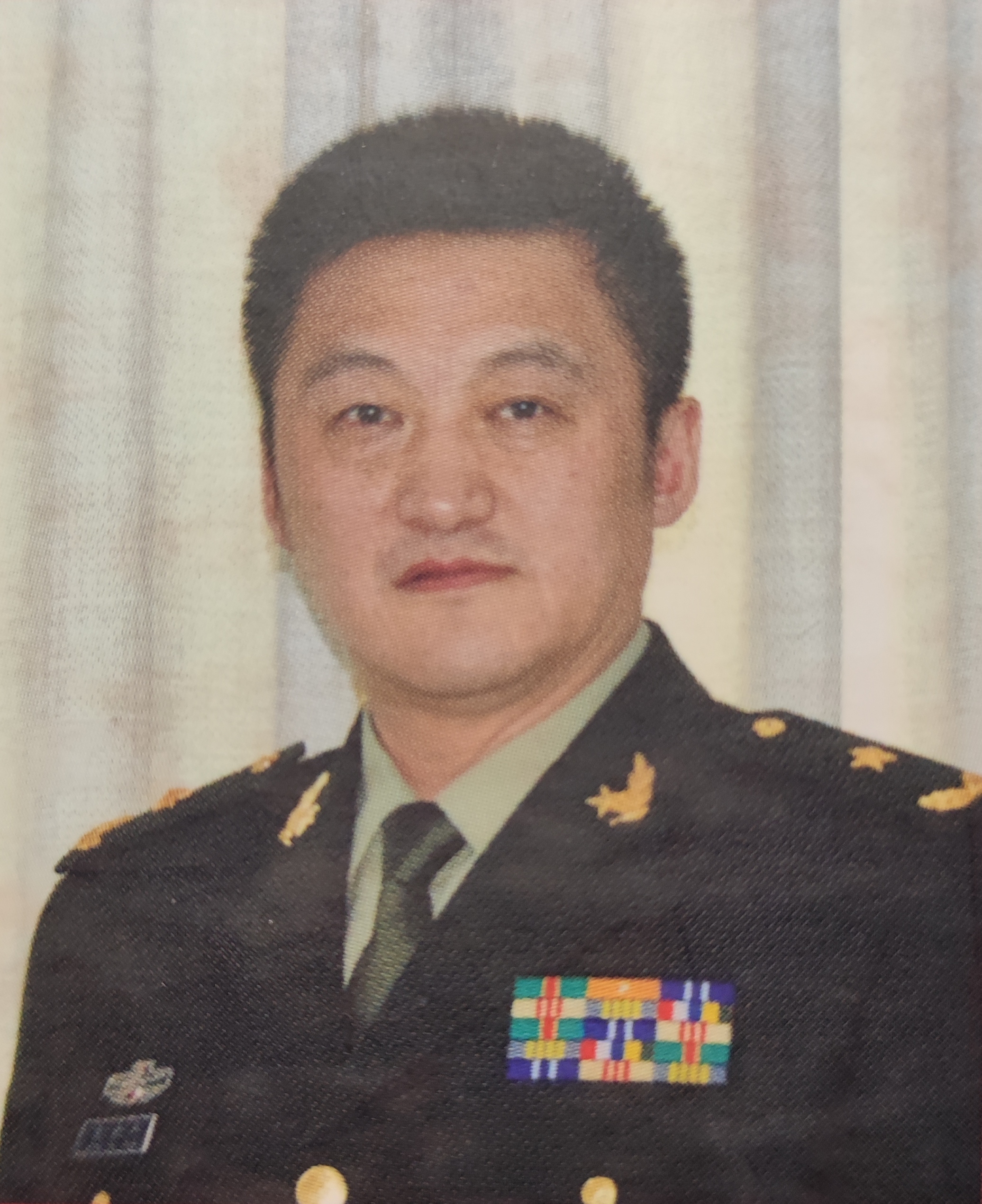 男,汉族,现任军事科学院战争理论与战略研究部副部长,军事科学院 a