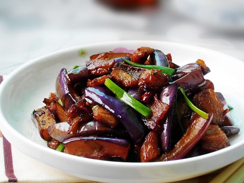  p>五花肉烧茄子是一款家常菜品,制作原料主要有·茄子,五花肉等. /p>