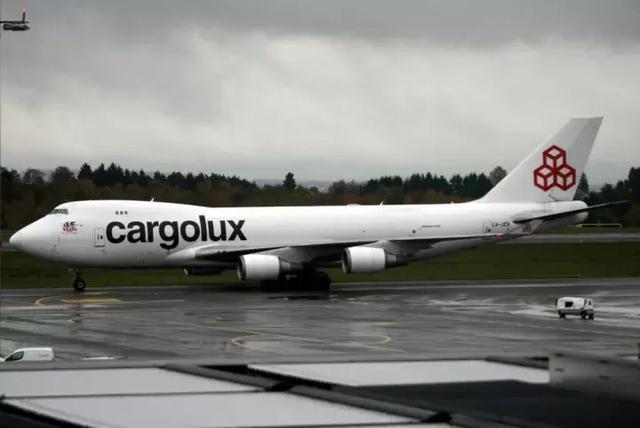 下推出的大型商用宽体客/货运输机(wide-body commercial airliner