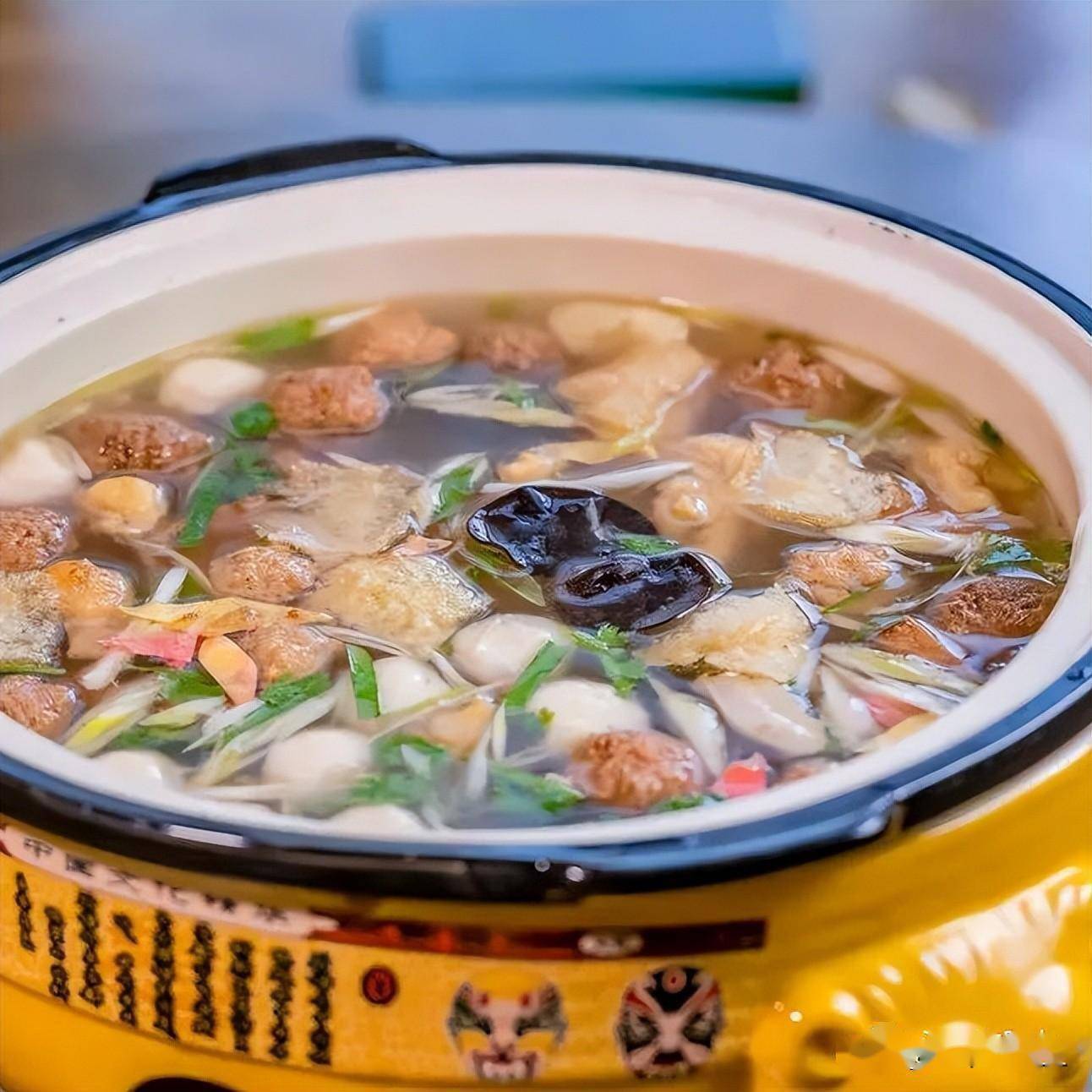  p data-id="th2ju3ikecpl">原公杂烩又称"全家福","大团圆",它以吃肉