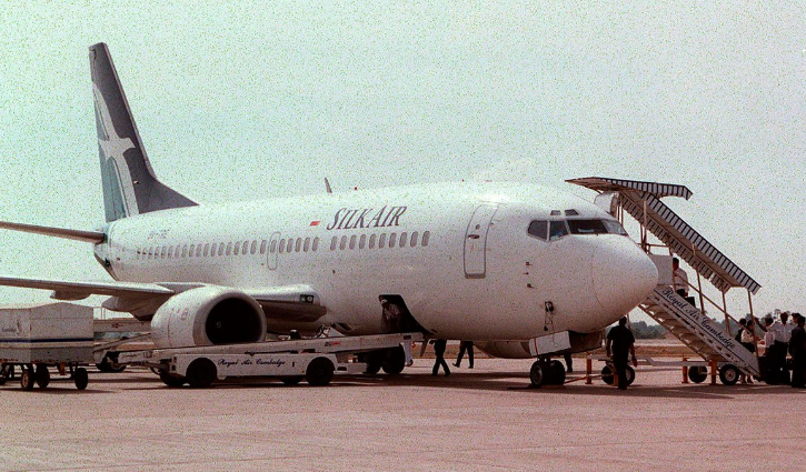 ">新加坡 /a>的定期航班胜安航空185号班机在起飞后突然高速俯冲,坠毁