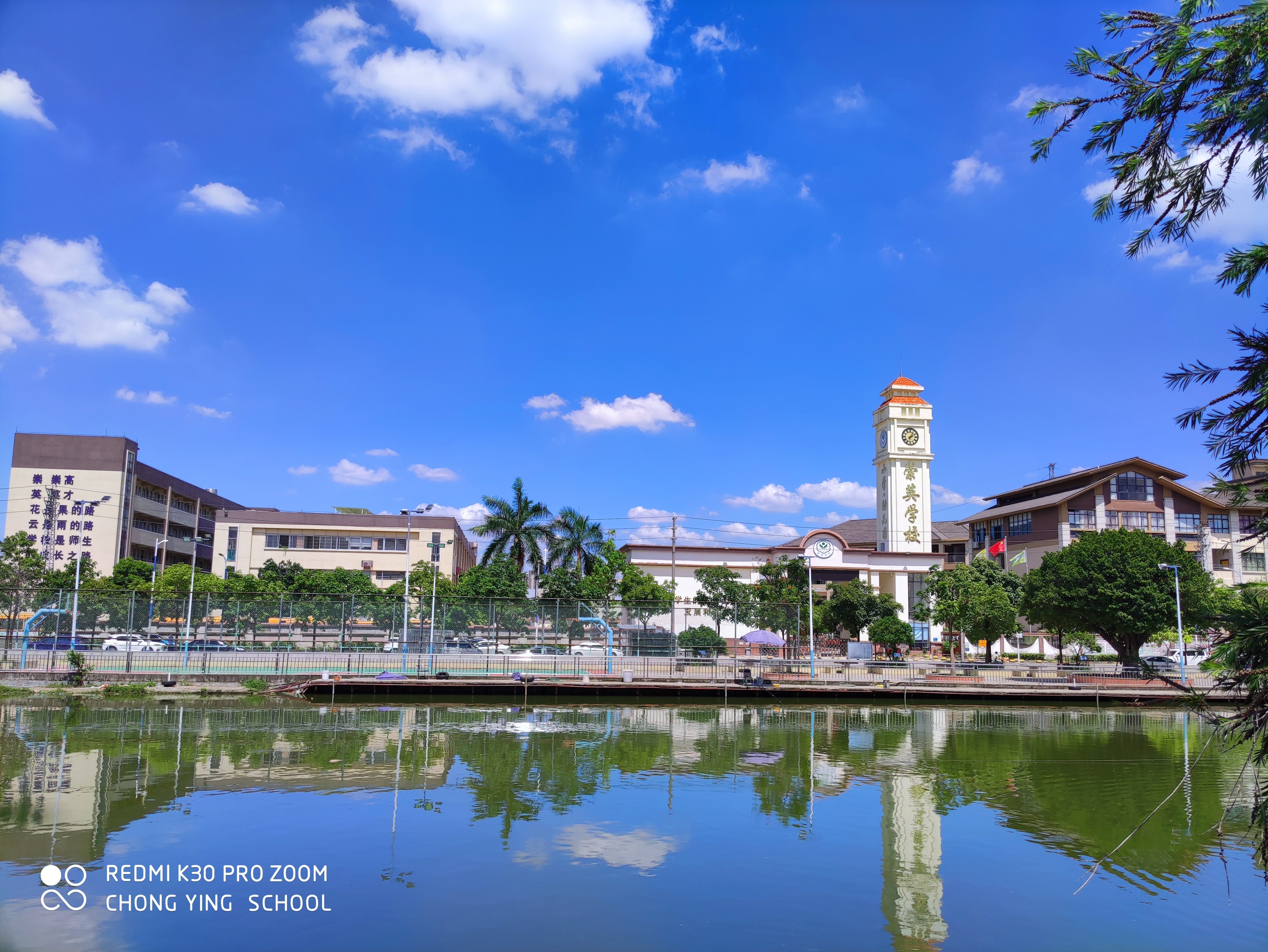  /p> p>学校坐落于东莞市横沥镇与常平镇交界处的贝涌村,外观大气磅礴