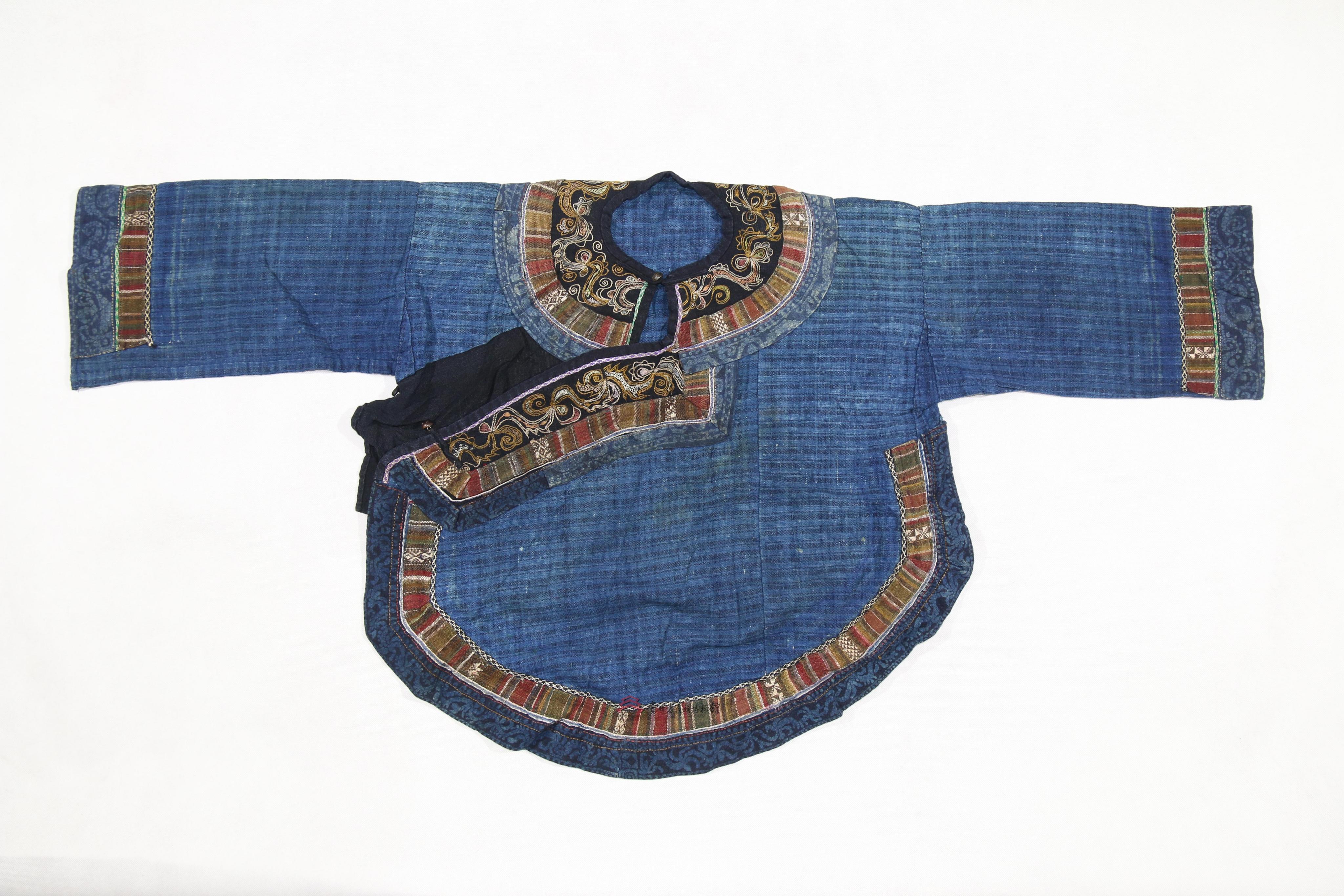 当代云南文山彝族蓝布平绣卷草纹右衽女上衣