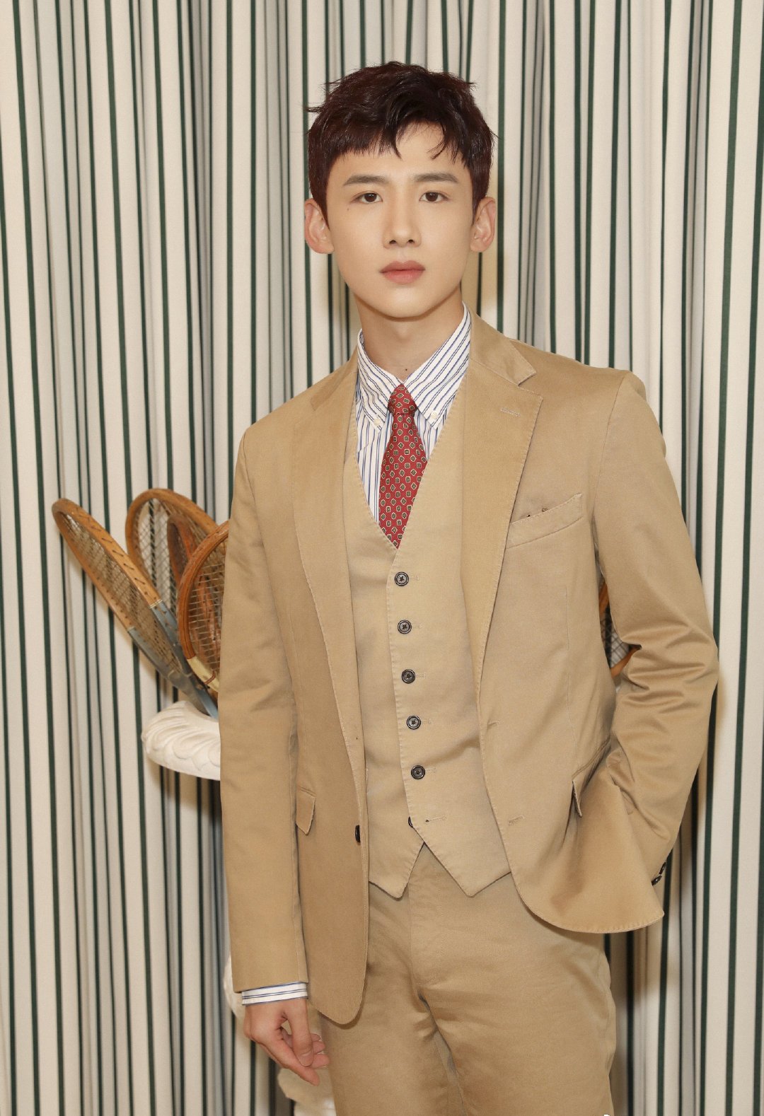  p>白敬亭,1993年10月15日出生于北京市怀柔区,中国内地男演员,毕业于