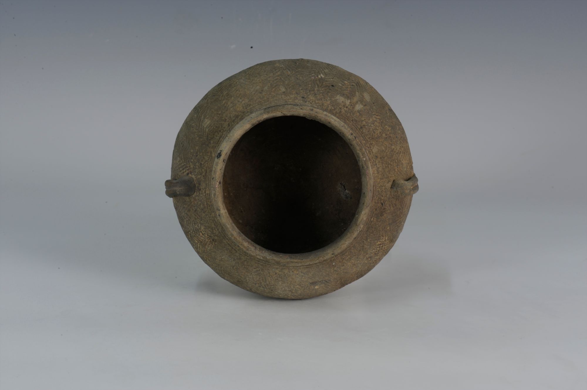  p>战国稻穗纹硬陶双耳罐是一件周朝陶器,收藏于海南省博物馆. /p>