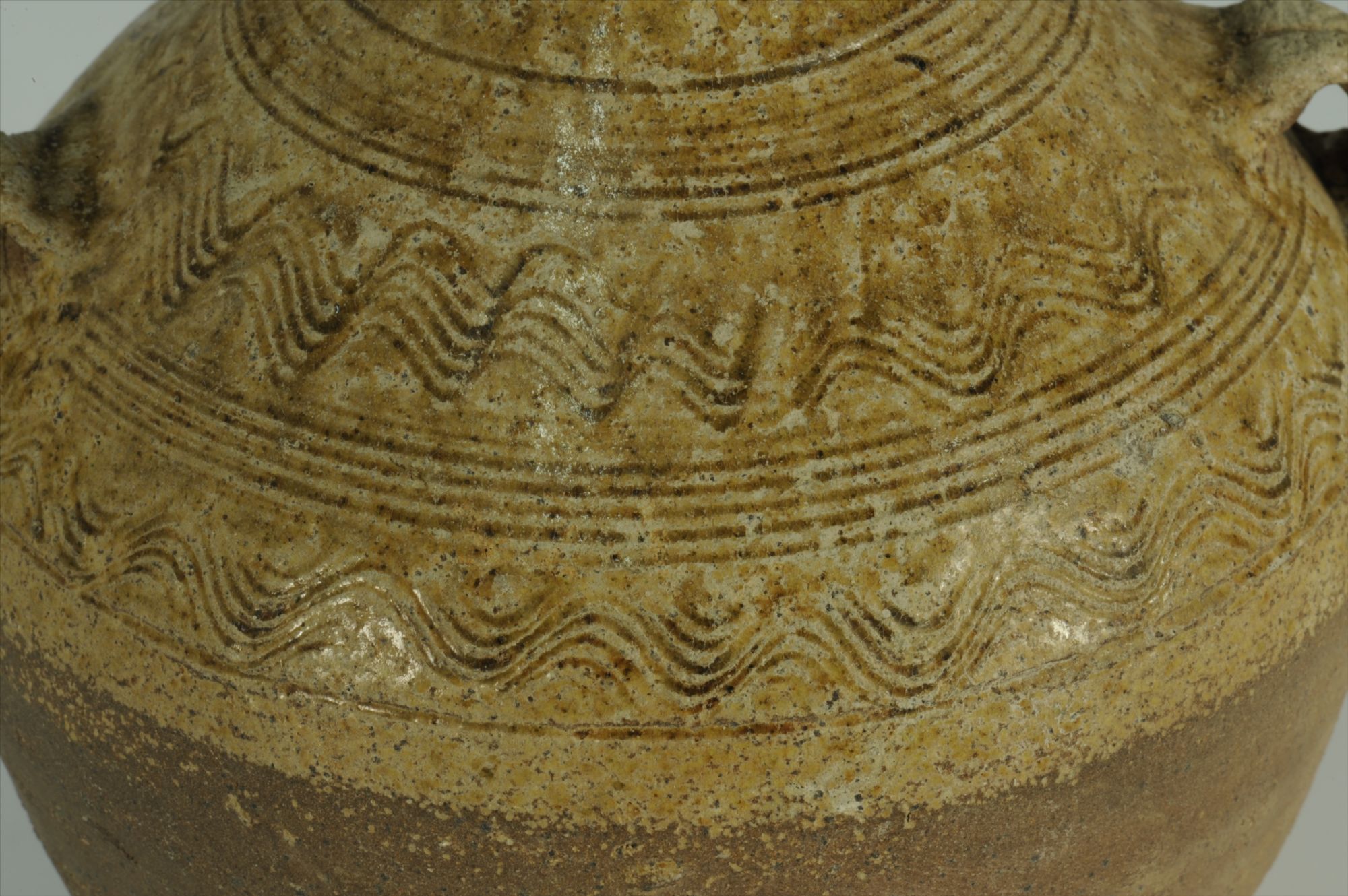 汉代青釉水波纹双耳瓷壶