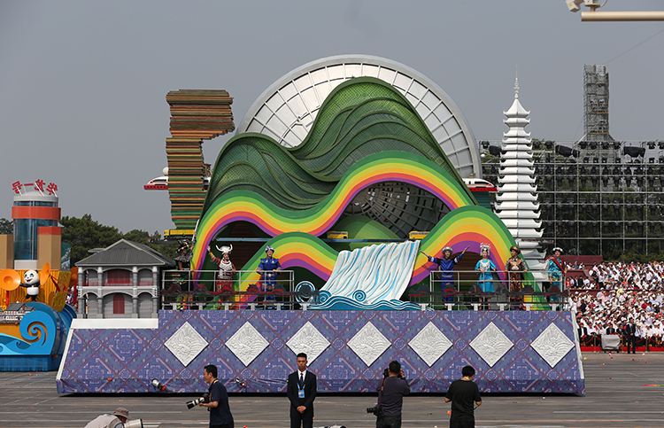 "多彩贵州"彩车