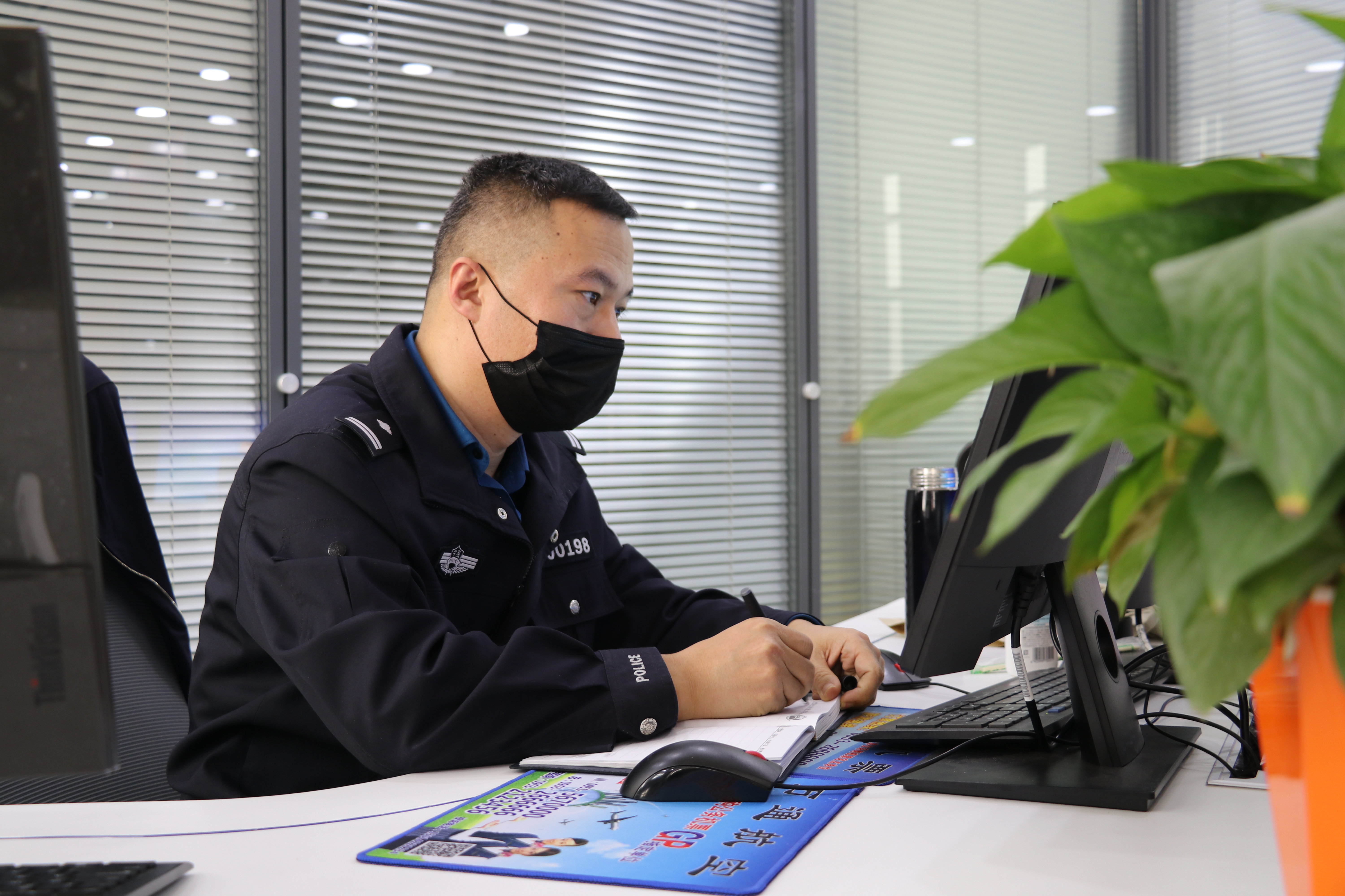 blank" href="/item/吴忠市公安局/23271335"
