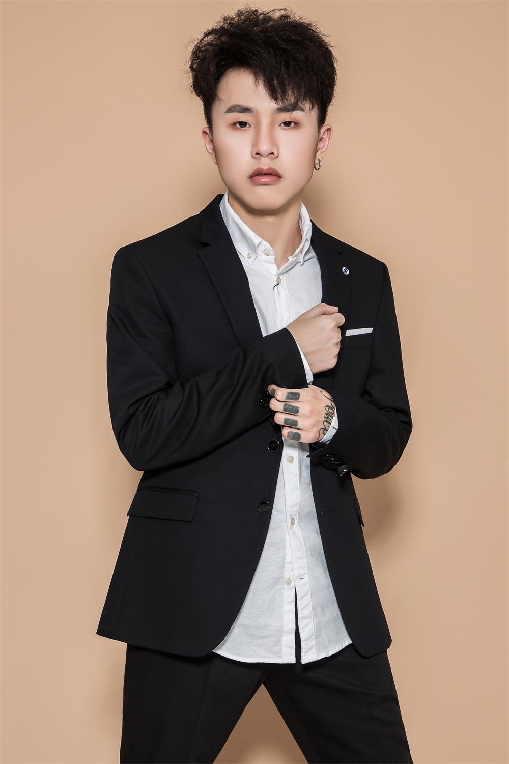  p>小咪,原名朱宏雨,2002年4月20日出生于重庆市,原创歌手.