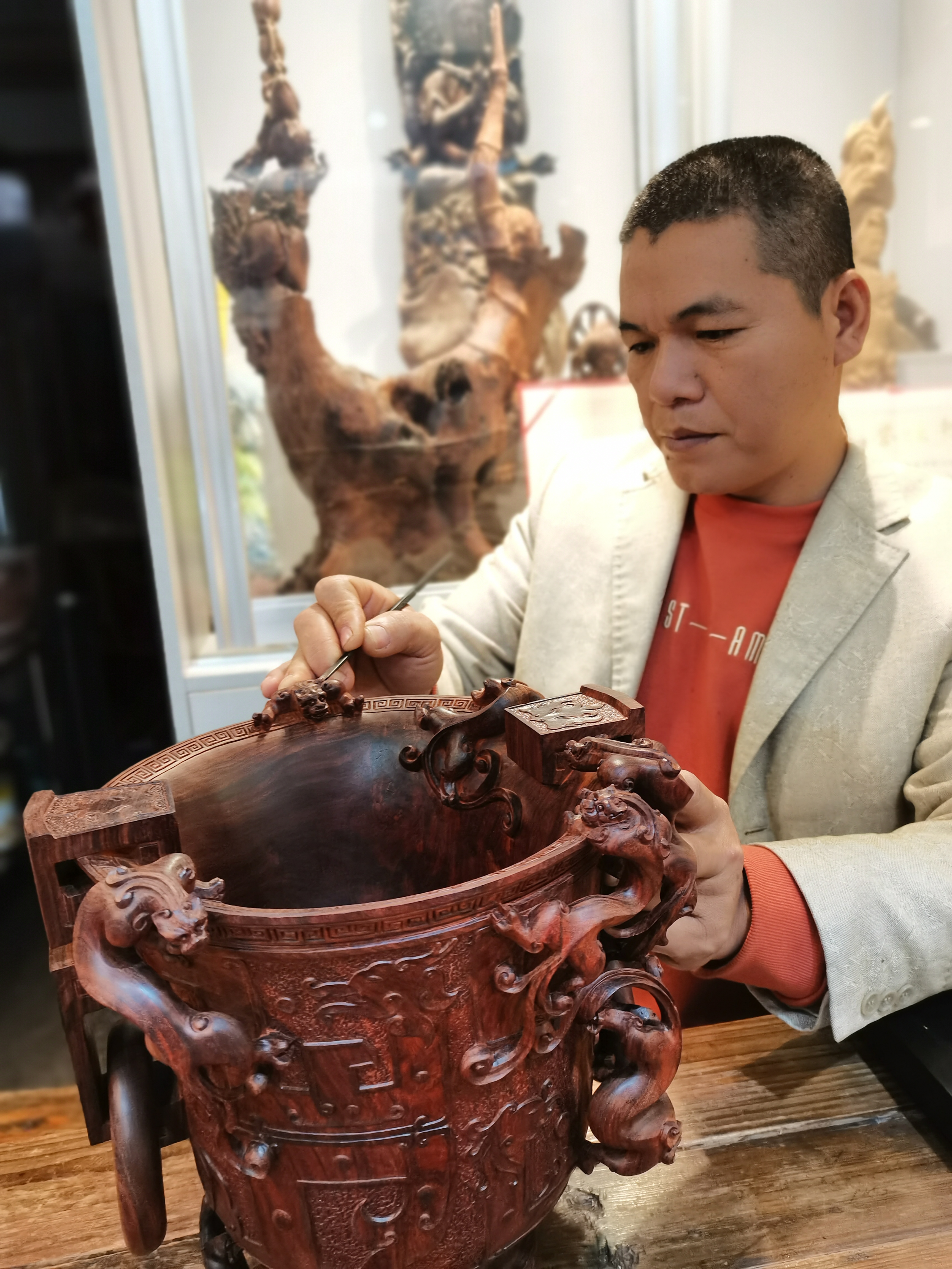 data-id="2iaexwpqoxz">郑启进,男,1975年2月出生,福建省工艺美术名人