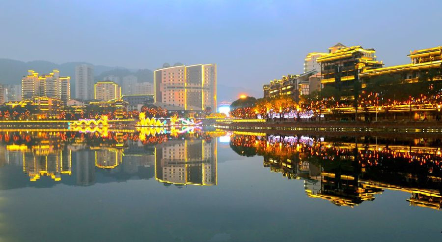  p>黔江区隶属于重庆市,位于 a target="_blank" href="/item/重庆市