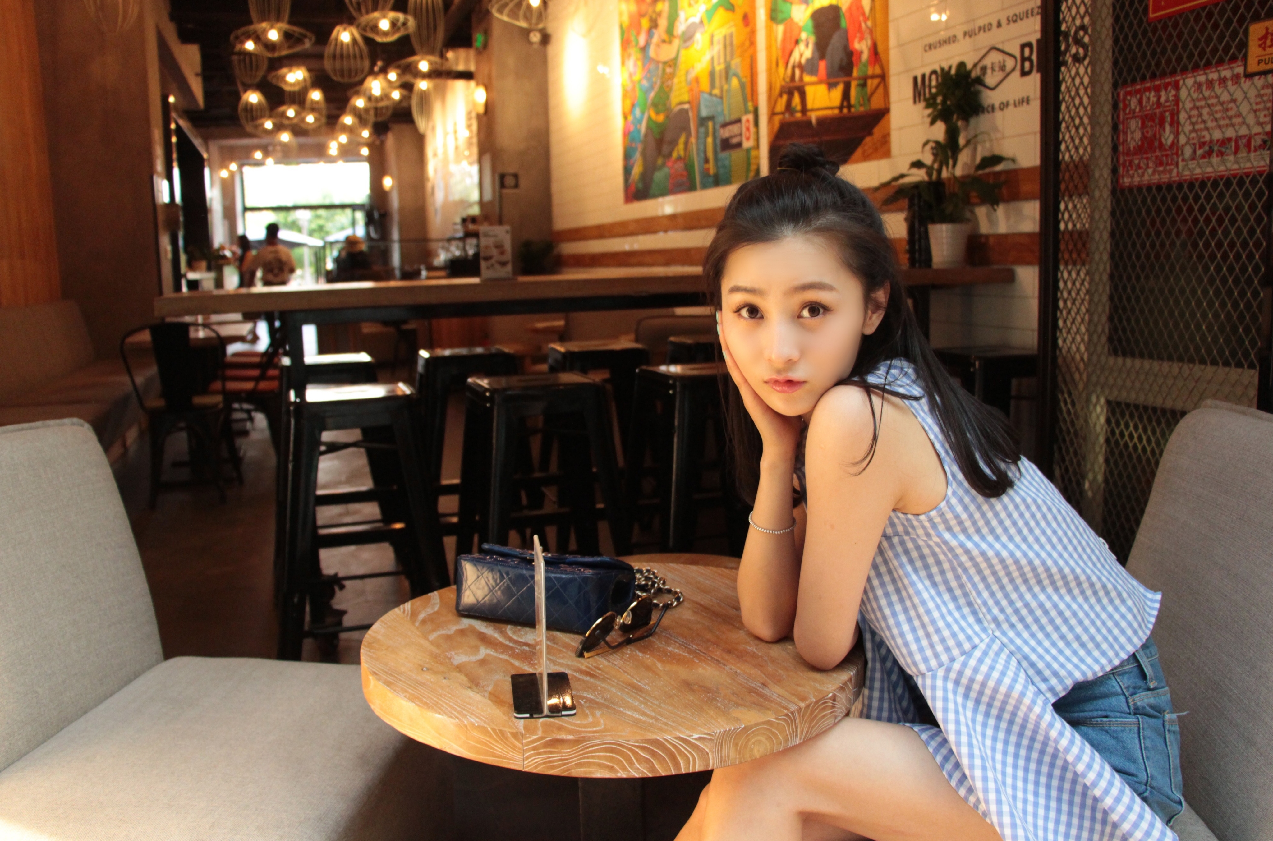 p>张维娜,原名张娜,1990年6月22日出生于湖北省武汉市,中国内地女演员