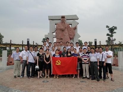 1957年春更名为新马桥中学,1970年从新马桥干校搬迁到现在的校址,在