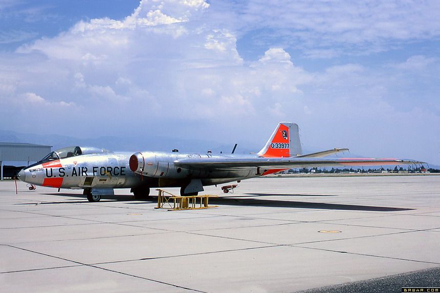 rb-57d),是美国马丁公司研制的亚音速,双发喷气式单翼高空侦察机