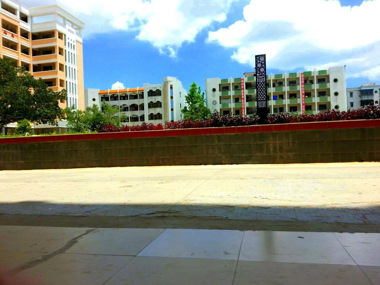  p>雷州市附城中学创办于1973年,是 a href="#" data-lemmaid="132473