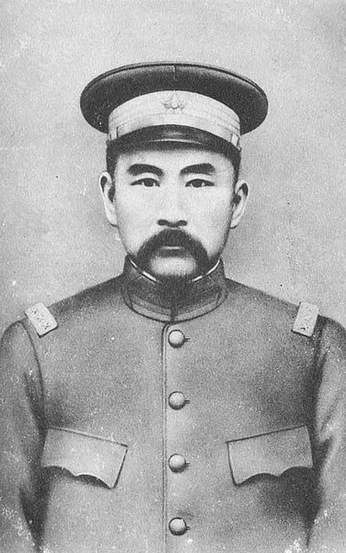 中国历史上唯一一位被飞机轰炸的皇帝_百科TA说