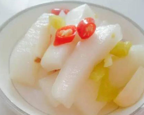  p>白萝卜咸菜是一种将白萝卜切块或者切成丝,再加入盐,辣椒等调味料