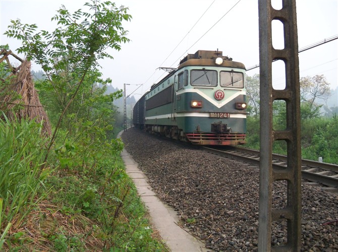 道床通常指的是铁路 a target="_blank" href="/item/轨枕/4703757"