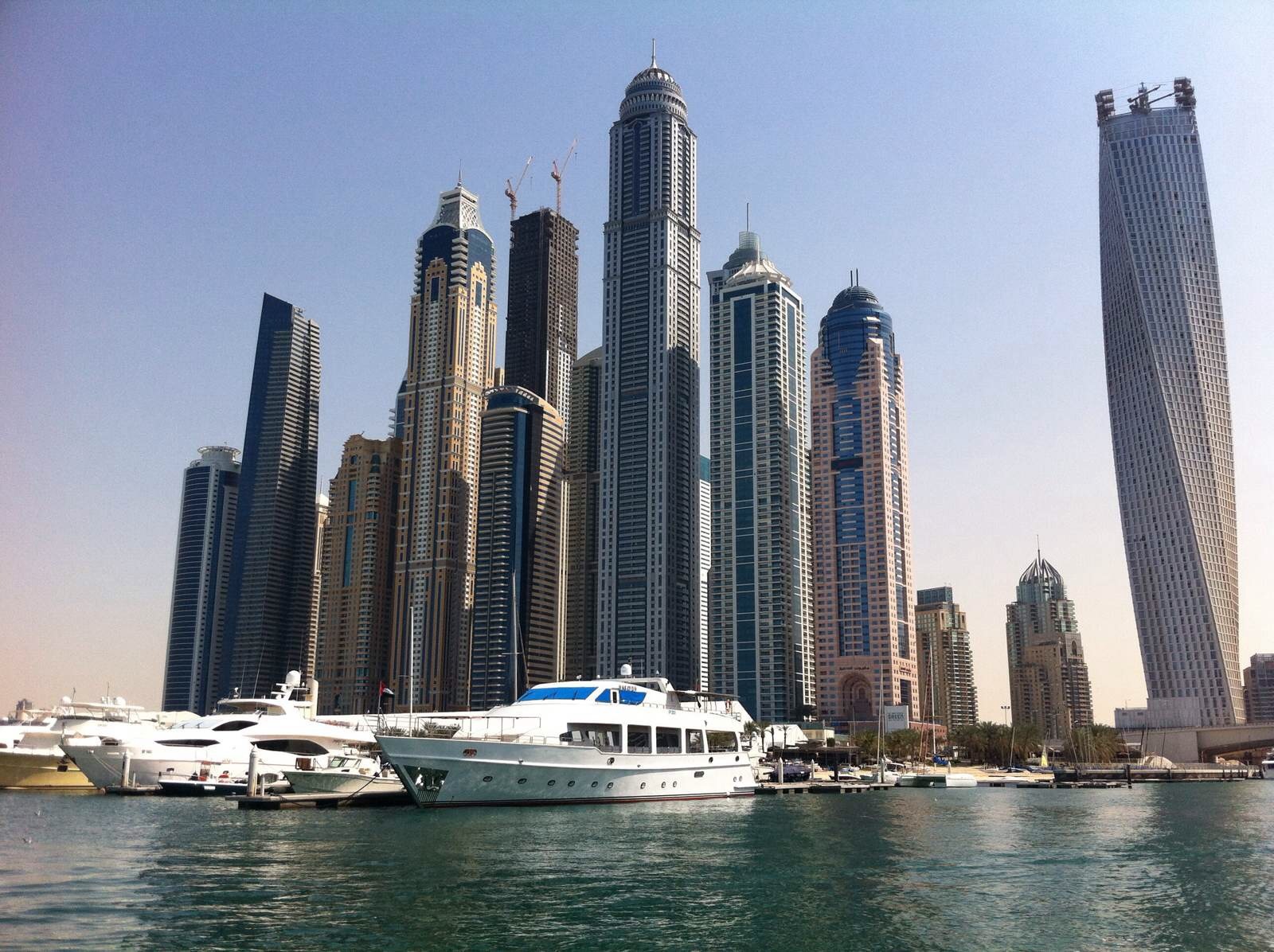  p>迪拜码头(dubai marina)于1998年启动,以前称为"西隅码头",是世界