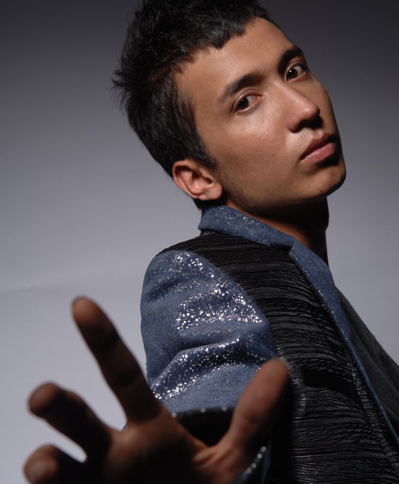 perhat),1988年2月11日出生于新疆,中国内地男歌手,毕业于 a target="