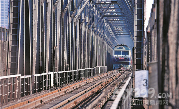  p>滨洲铁路,是原中俄共同修筑的东清铁路(中东铁路)的西部干线,故