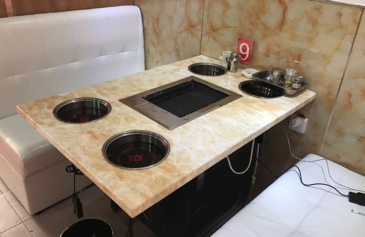  p>火锅电磁炉餐桌顾名思义是指在餐桌上安装了 a href="#">火锅电磁