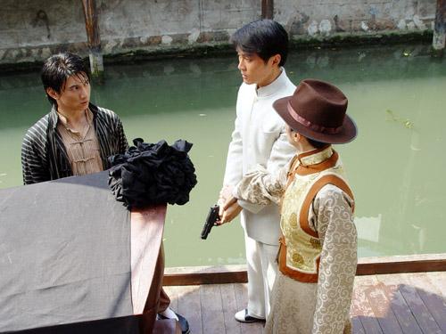  p>《风满楼》是2004年出品的民国剧情电视剧,该剧由 a target="