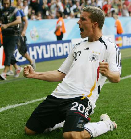 波多尔斯基从小在科隆长大,2003年11月加入 a href="#">科隆队 /a>.